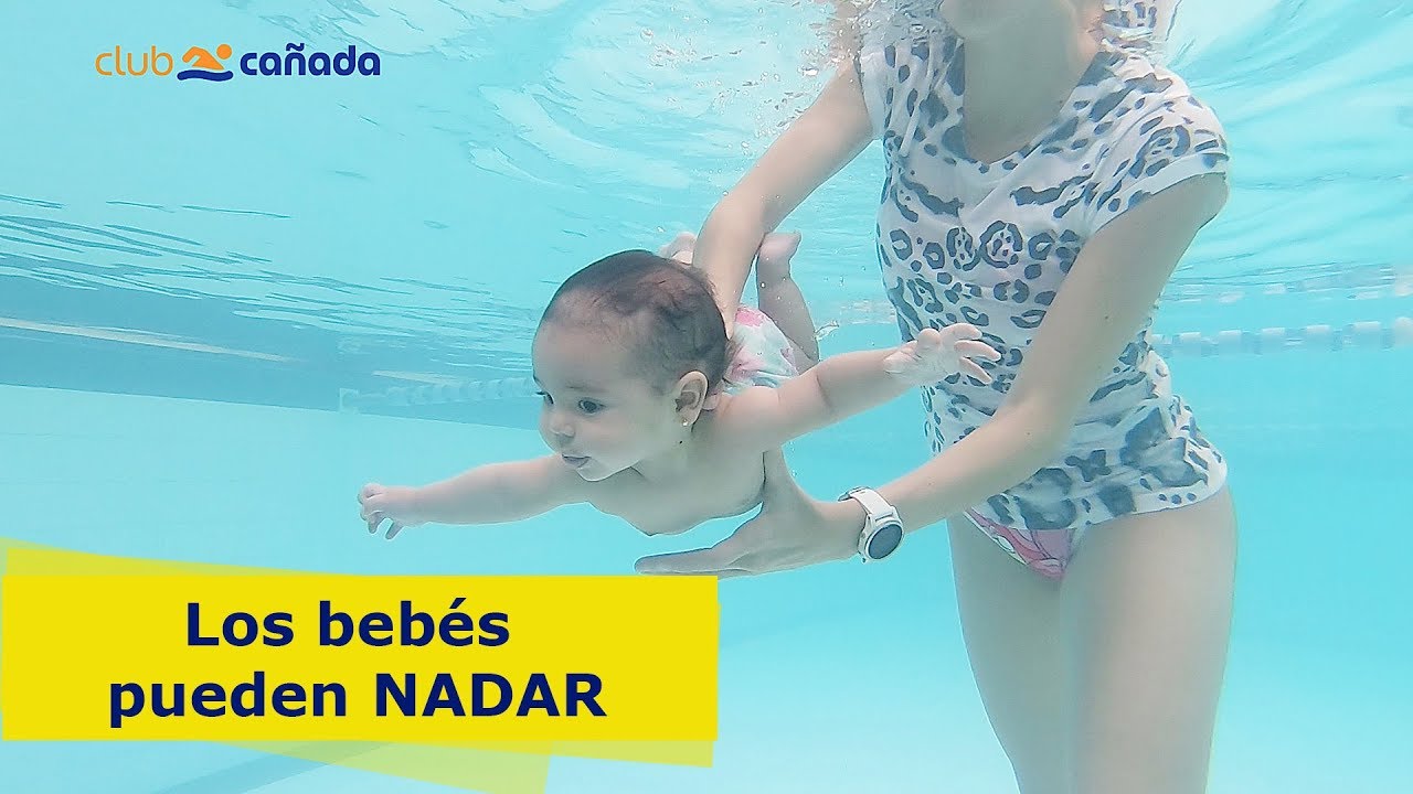 un bebe bajo el agua