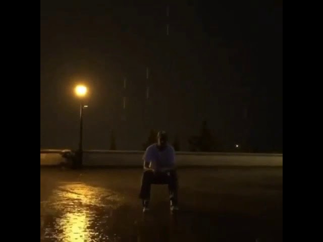 personas bajo la lluvia una vision melancolica y emotiva
