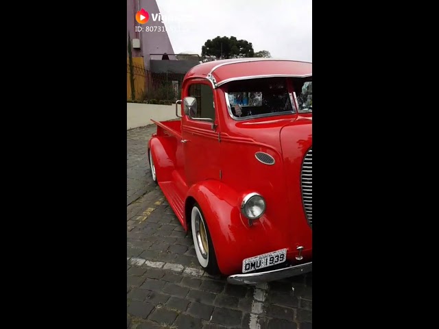 un pick up rojo