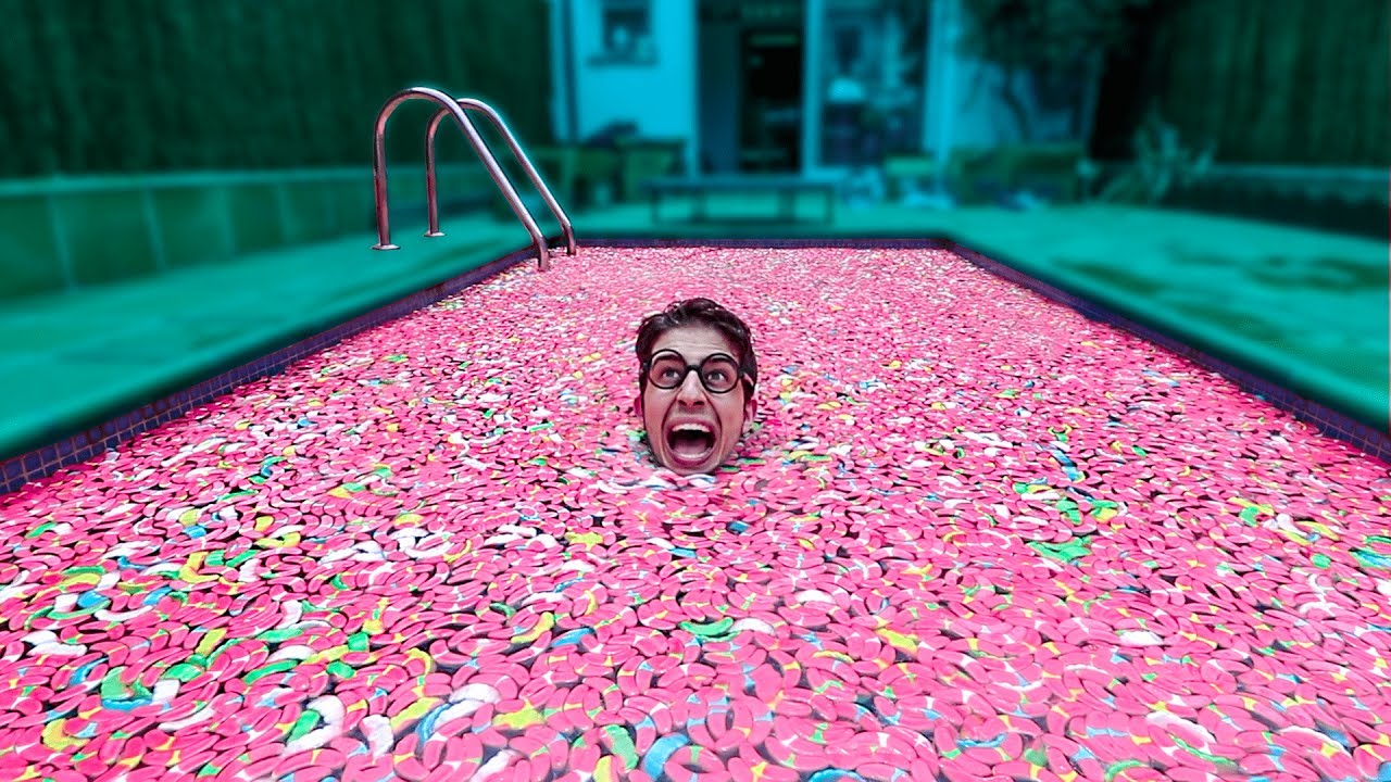 una piscina llena de gente