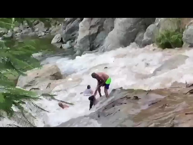 un rio con mucha corriente