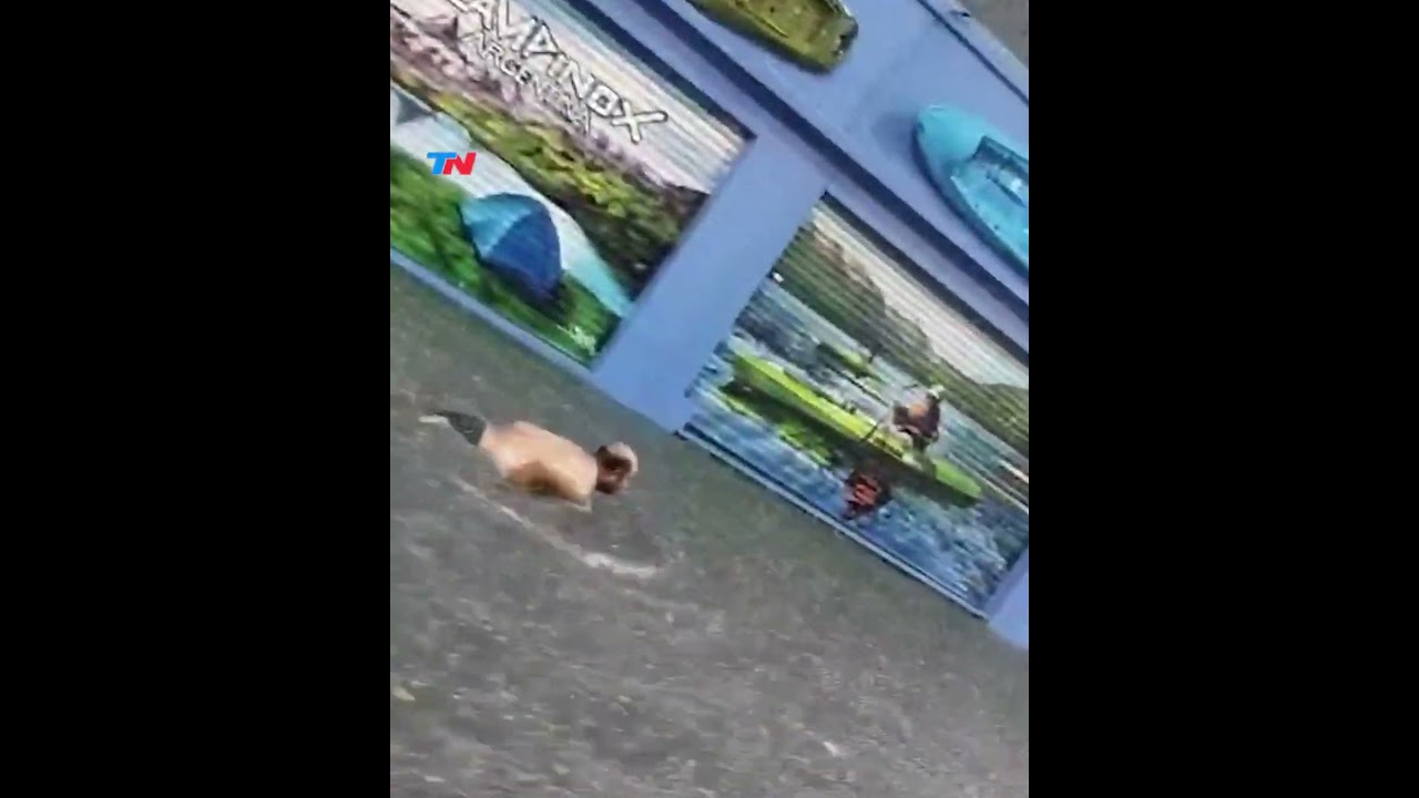 nadar por una calle inundada