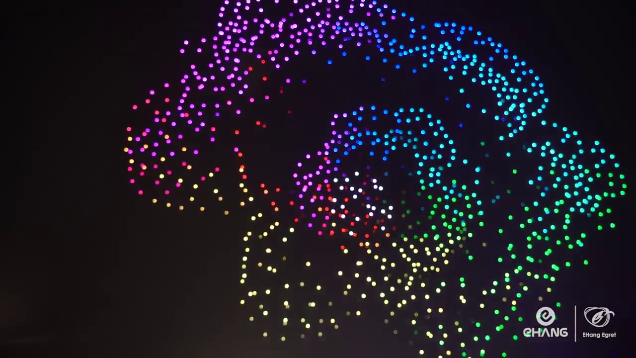 un espectaculo de figuras de colores en el cielo