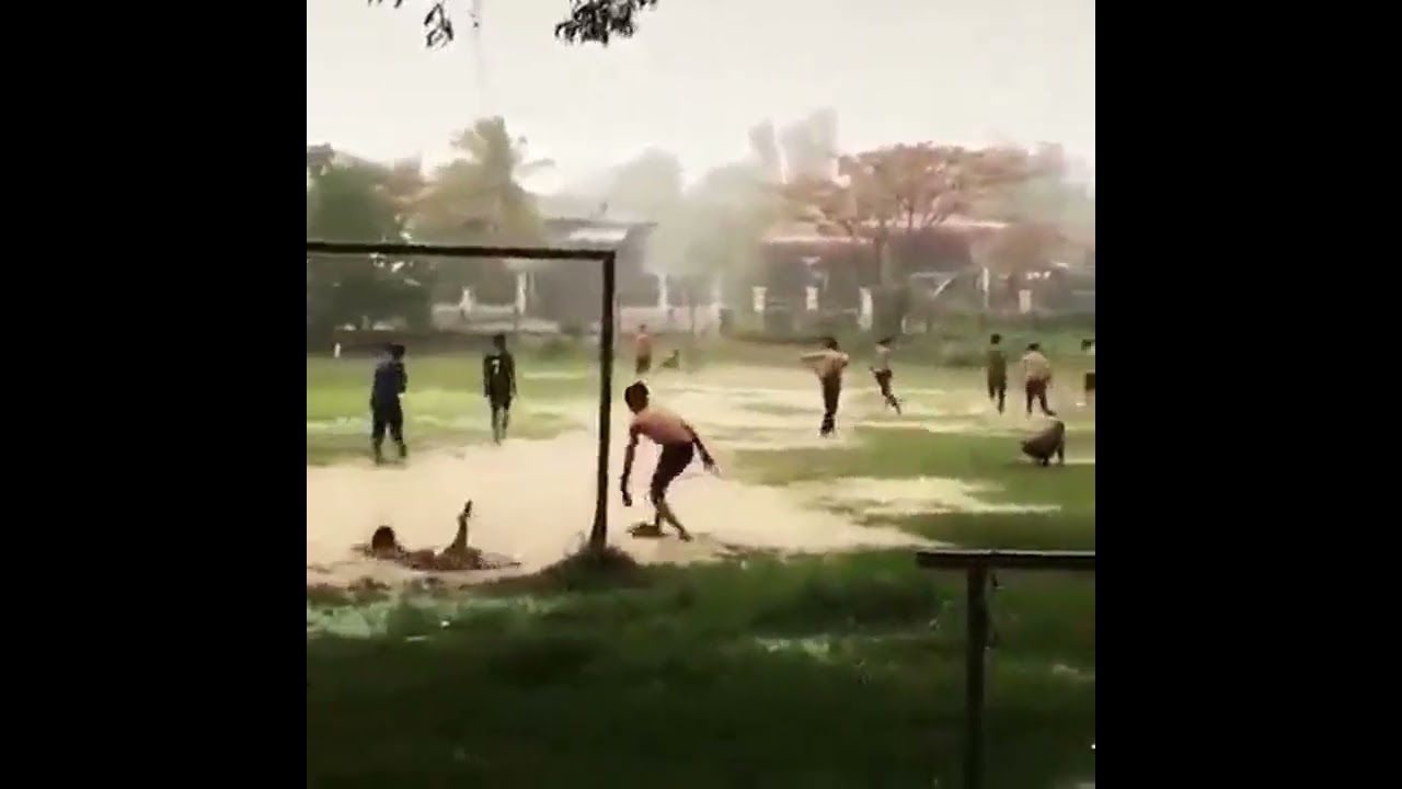 la alegria de ninos jugando bajo la lluvia