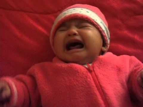 un bebe llorando